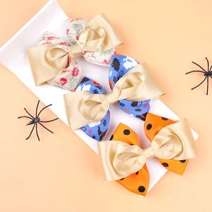 Lot de trois barrettes d'Halloween avec motifs citrouilles et fantômes sur plateau