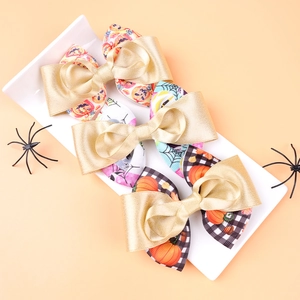 Vue détaillée des barrettes d'Halloween avec motifs citrouille sur plateau blanc