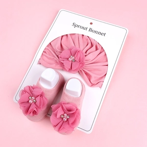 Ensemble turban et chaussettes rose pour nouveau-né avec fleur et perle à la main