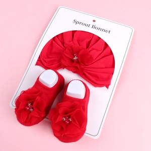 Détails de l'ensemble bandeau et chaussettes rouges pour nouveau-né avec fleurs en maille