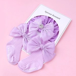 Détails de l'ensemble bébé lavande avec chaussettes en coton et bandeau à nœuds satinés