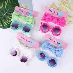Set occhiali da sole a fiore e fascia con fiocco per bambini in vari colori vivaci