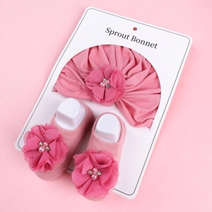 Ensemble bonnet et chaussettes rose pour nouveau-né avec fleurs en tissu et perles