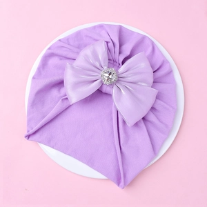Détail du turban violet en coton pour bébé avec grand nœud en satin et cristal carré