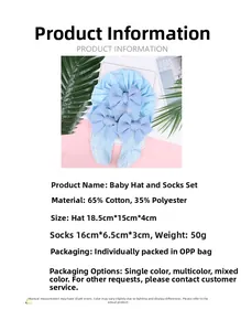 Dettaglio del set neonato azzurro con cappello e calzini decorati da grandi fiocchi morbidi
