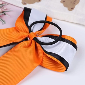 Detail van driekleurige lintstrik met oranje wit zwart weefsel en elastische haarband