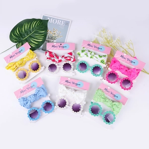 Set occhiali da sole e fascia per capelli bimba in sette colori vivaci su cartoncino