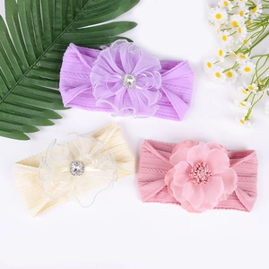 Détails des bandeaux élastiques pour bébés avec fleurs en résille jacquard et strass brillants