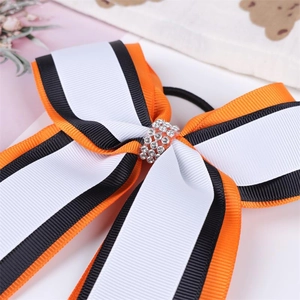 Detailopname van gestreepte grosgrain strik met sprankelend strass-midden en haarelastiekje