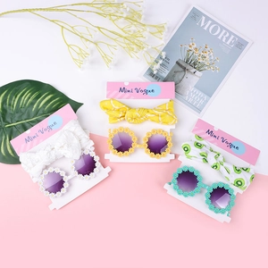Dettaglio di occhiali da sole a fiore e fasce abbinate su cartoncini Mini Vogue
