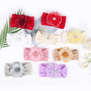 Vue détaillée de neuf bandeaux élastiques pour bébés avec grandes fleurs en mousseline