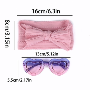Détail du bandeau en maille rose avec nœud et lunettes de soleil cœur avec guide de taille