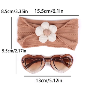 Détail du bandeau bébé en nylon jacquard avec fleur 3D et lunettes de soleil en cœur