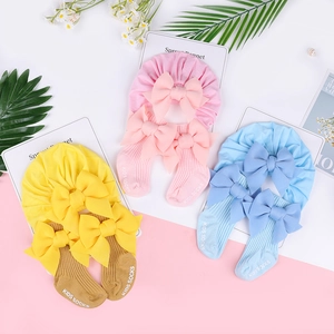 Dettaglio del set cappello turbante per neonati e calzini con fiocco in cotone morbido