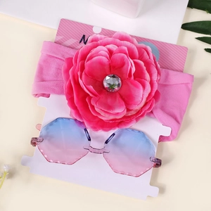 Détail du bandeau fleur en jacquard rose et lunettes de soleil dégradées pour bébés