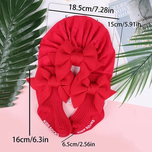Set berretto a turbante neonato rosso con calze a fiocco e misure di taglia su rosa