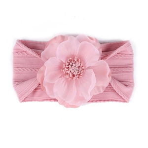 Bandeau élastique rose pour bébé avec grande fleur en maille jacquard et texture torsadée