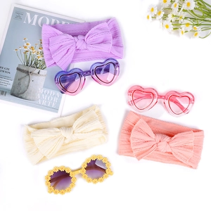 Détail d'un lot de bandeaux bébé en nylon jacquard doux avec lunettes de soleil assorties