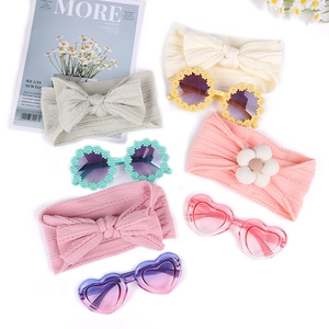 Vue détaillée de bandeaux bébé en nylon doux et de lunettes de soleil fleurs décoratives