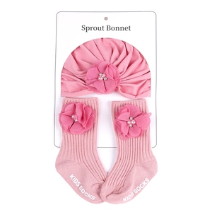 Coffret bonnet et chaussettes pour bébé rose avec fleurs en tissu et perles