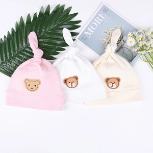 Dreierpack Baby-Knotenmützen in Rosa, Weiß und Beige mit niedlichem Bären-Stickerei