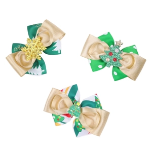 Détail de 3 barrettes de Noël avec nœuds, sapins scintillants et flocons de neige