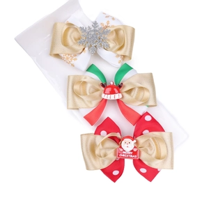 Détails de trois pinces à cheveux de Noël avec motifs de Père Noël et flocons de neige