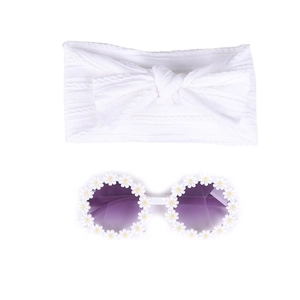 Détail de l'ensemble bandeau bébé blanc côtelé et lunettes de soleil rondes marguerite