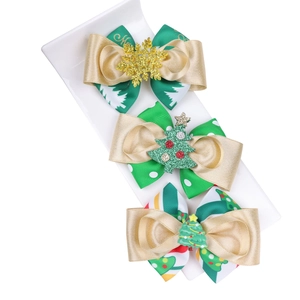 Détail de nœuds de Noël avec flocons pailletés et sapins verts sur un plateau blanc