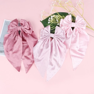 Trois élégantes pinces à cheveux en satin surdimensionnées avec strass en tons roses