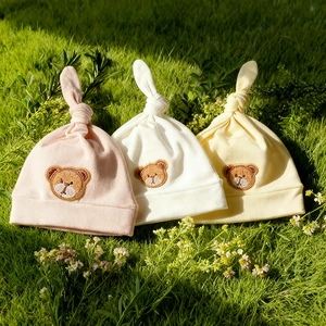 Dreierpack weiche Baumwoll-Babymützen mit niedlicher Bärenstickerei und Knoten-Detail oben