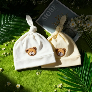 Neugeborene Baby-Strickmützen mit Bären-Stickerei in Weiß und Beige mit Knotendesign
