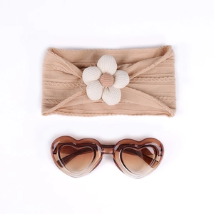 Détails d'un ensemble bandeau à fleurs en nylon jacquard et lunettes de soleil cœur pour bébés