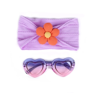 Détail du bandeau bébé en nylon jacquard doux avec lunettes de soleil coeur violet