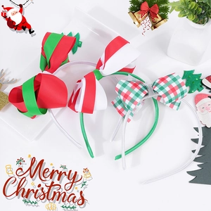 Tre cerchietti natalizi festivi con fiocchi rossi e verdi su un piatto bianco decorato