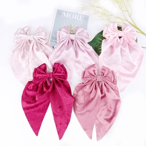 Détails de barrettes à nœuds en satin avec strass dans des tons rose et violet