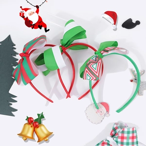Tre cerchietti natalizi festivi con grandi fiocchi e ciondoli a forma di Babbo Natale