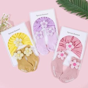 Detailset aus Baby-Turbanen und passenden Söckchen mit Blumen in vielen Farben