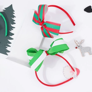 Dettaglio di cerchietti natalizi con fiocchi a righe rosse e verdi e motivi Babbo Natale