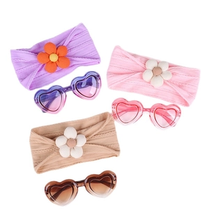 Set d'accessoires bébé avec bandeaux en nylon fleuris et lunettes de soleil coeur roses