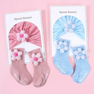 Zweiteiliges Baby-Set aus Baumwolle mit Blumen-Häubchen und passenden Söckchen
