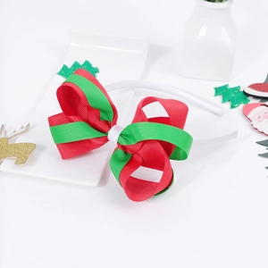 Dettaglio del fiocco a righe rosse e verdi sulla fascia natalizia con decorazioni festive