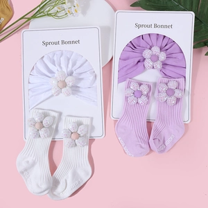 Details von Baby-Baumwollturban und Socken mit 3D-Pailletten-Blumendekorationen