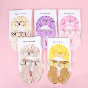 Detalle de conjunto de gorro turbante y calcetines con lazo para recién nacido en 5 colores