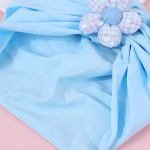 Detailansicht hellblaues Baby Stirnband mit Pailletten Karoblume und Strickgewebe