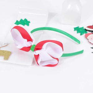 Dettaglio di cerchietto natalizio con fiocco a righe rosse e bianche su sfondo festivo