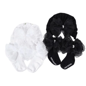 Baby Haarband und Socken Set mit Spitzenbogen und Strasssteinen in Schwarz und Weiß