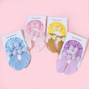 Dettaglio fascia per capelli in cotone per neonati e set di calzini con fiocchi di paillettes