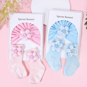 Détails de l'ensemble turban et chaussettes en coton côtelé avec fleurs en 3D