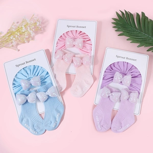 Set neonato in cotone con fasce e calzini decorati con fiocchi di paillettes colorati